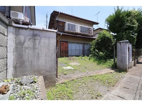 A traditional Japanese-style house with a nostalgic charm appears in a calm residential environment within the subdivision.