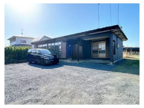 [Open House Held] [Interior and Exterior Renovated] [Move-in Ready] A single-story house. Layout change