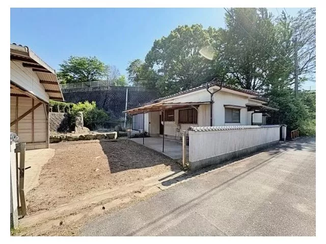 This is a single-story house on approximately 89 tsubo of land! There is also a garage that can accommodate 2 cars.