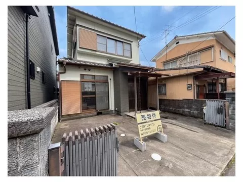■ Close to nature, in a quiet and calm residential area ■ Parking for one car available