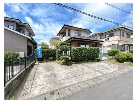 Tour] [Interior and Exterior Remodeled] [Newly Replaced Water Circuit] 2 standard-sized cars parked.