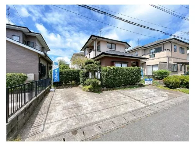 Tour] [Interior and Exterior Remodeled] [Newly Replaced Water Circuit] 2 standard-sized cars parked.