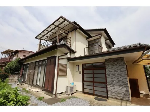 Spacious 5LDK house on approximately 80 tsubo of land. Rectangular lot on a 4m south road with parking for 2 cars. Kanuma