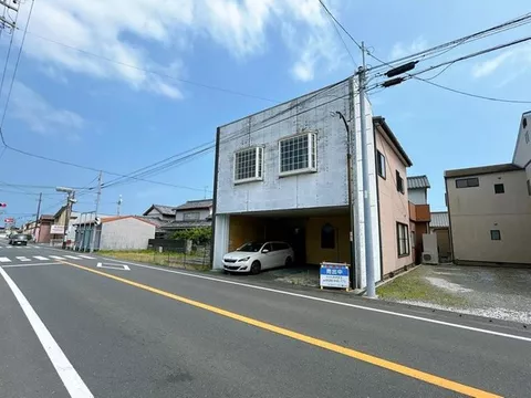 1.4 km to National Route 150. Convenient location for commuting by car.
