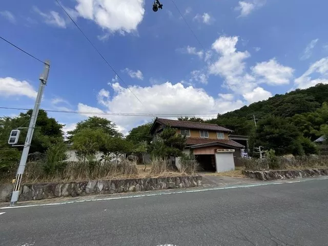 ■ This property is attractive for its quiet residential environment! ■ It has a spacious land area of 193 tsubo!