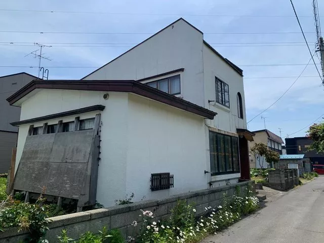 This is a used house based on a renovation. The land is approximately 95 tsubo, making it recommended for those who want to do farming, etc.