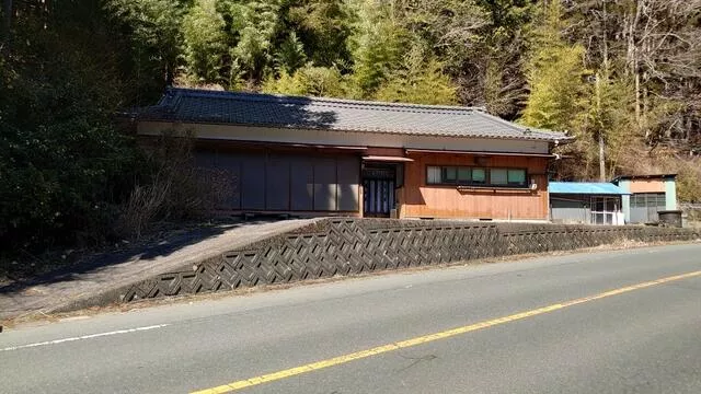 4,670 meters on foot from "Kakurōji" Station on the JR Chūō Line