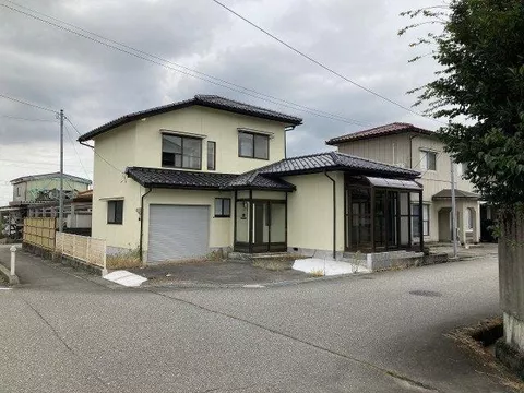 ◆ Major interior and exterior renovations completed ◆ Southeast-facing garage included ◆ Property eligible for housing loan tax reduction