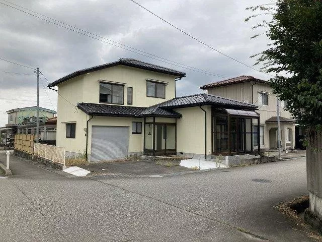 ◆ Major interior and exterior renovations completed ◆ Southeast-facing garage included ◆ Property eligible for housing loan tax reduction