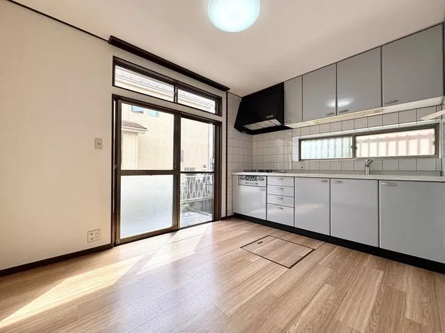 Summer business as usual! Renovated in August 2026, with a wet veranda, south-facing rooms throughout
