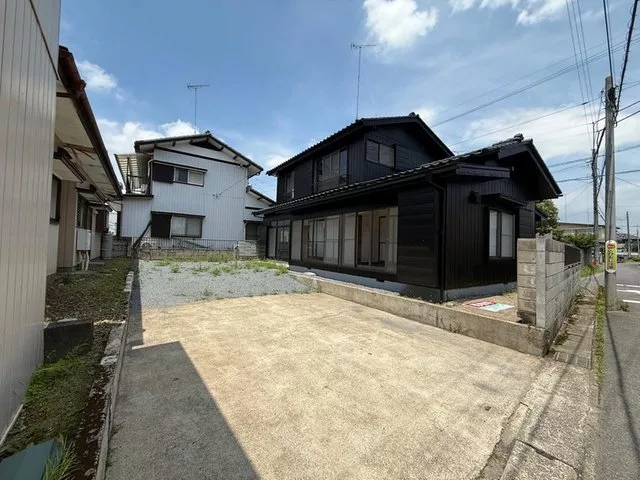 Interior and exterior renovations completed. The site is approximately 72 tsubo. Parking for 4 cars available. The building is approximately 44 tsubo 4LDK + S