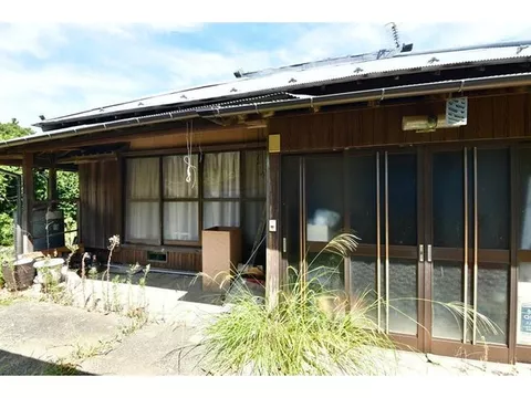 Popular Japanese-style single-story house with connecting rooms. Spacious 186 tsubo lot, with 2 additional buildings.