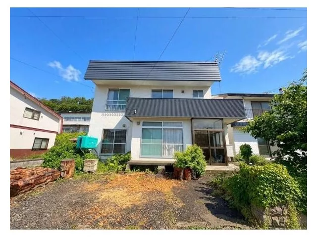 A residence where you can live peacefully while feeling the nature of the sea and mountains.
