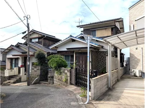 In the area of Sayagaya Elementary School and Otani Junior High School. Within walking distance to Shopping Garden Sayagaya.