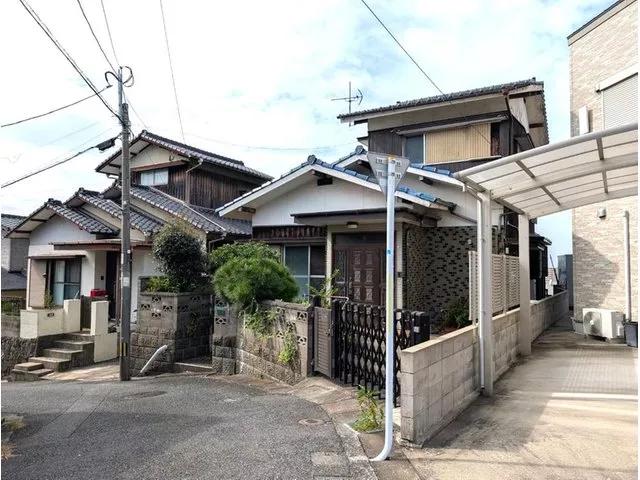 In the area of Sayagaya Elementary School and Otani Junior High School. Within walking distance to Shopping Garden Sayagaya.