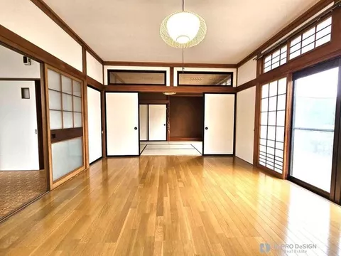 ■ Partially renovated in September 2024! ■ Comes with a shutter garage!