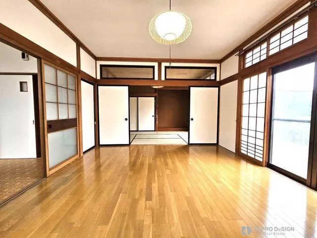 ■ Partially renovated in September 2024! ■ Comes with a shutter garage!