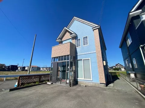 Bright living on a south-facing corner lot. Spacious 4LDK layout.