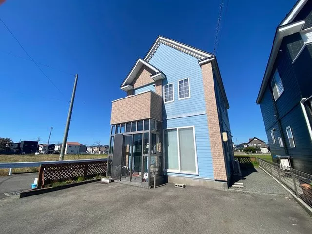 Bright living on a south-facing corner lot. Spacious 4LDK layout.