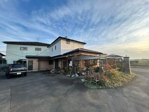 Land area of 303 tsubo, with a storage shed and ample storage, a two-story 3LDK with all rooms over 6 tatami mats