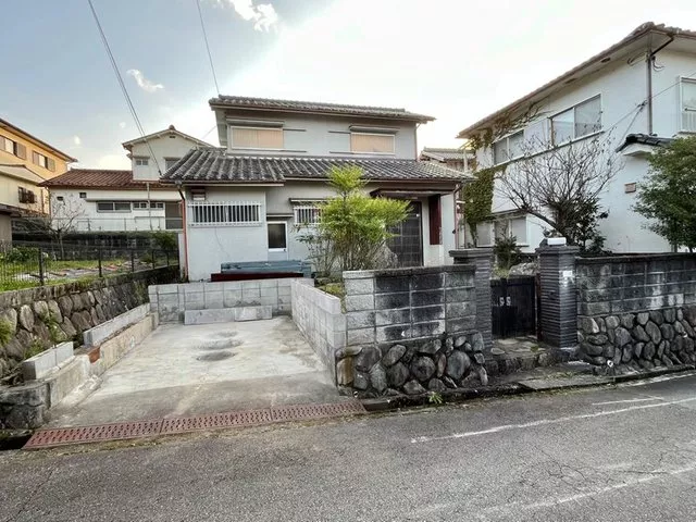 Nishitani area - approximately 63.9 tsubo, 4DK + parking for 1 car, with gardens to the north and south
