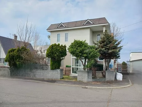 A charming corner lot 4LDK detached house with ample space!