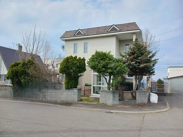 A charming corner lot 4LDK detached house with ample space!