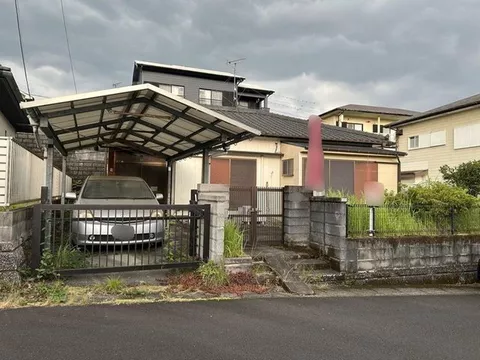 Southwest-facing single-story house with a southern garden and wide use of connected Western-style rooms, 3DK