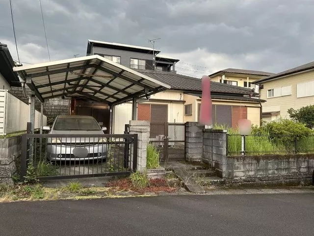 Southwest-facing single-story house with a southern garden and wide use of connected Western-style rooms, 3DK