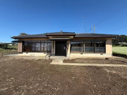 Single-story house with renovated interior. Approximately 149 tsubo of land. Good view. All water facilities replaced.