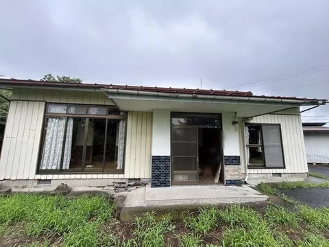 A wooden single-story 4DK house on a site of approximately 374 tsubo, a home where you can relax in the sunroom and Japanese-style room.