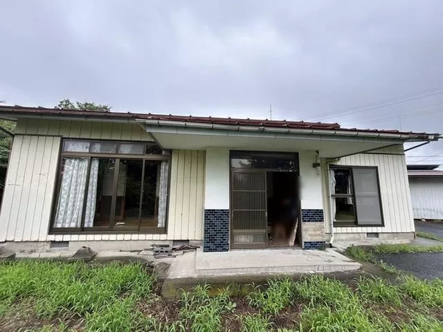 A wooden single-story 4DK house on a site of approximately 374 tsubo, a home where you can relax in the sunroom and Japanese-style room.