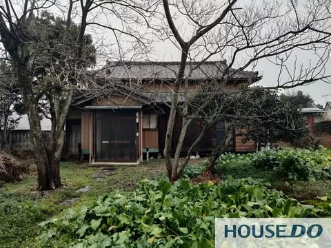 Single-story house with 2DK on a land area of 183 tsubo, parking for 4 cars, a nature-rich residence