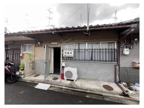 - Building with leasehold rights. - This will be a set of owner-change building and middle house.