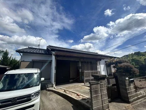 This is a single-family home filled with charm, featuring a quiet living environment, one floor, security, and beautiful rooms.