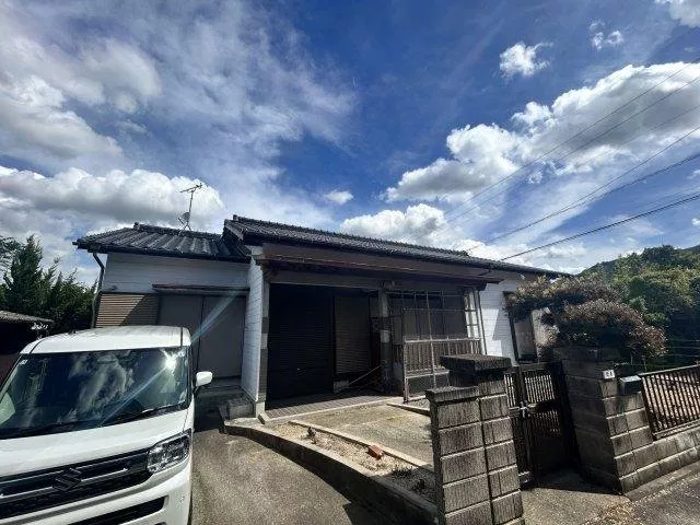 This is a single-family home filled with charm, featuring a quiet living environment, one floor, security, and beautiful rooms.