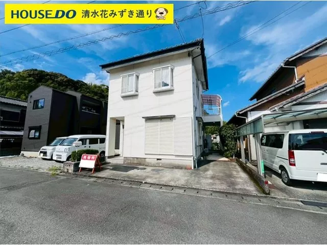 Available for immediate viewing! Conveniently located with good access to a main street lined with restaurants!