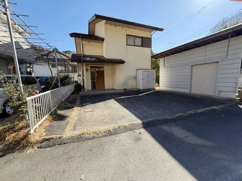 3 parking spaces available! Southwest corner lot with good sunlight! Good property to renovate....