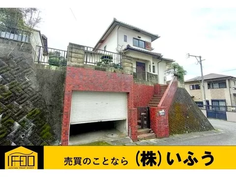 Used detached house in a quiet residential area on a hill! Sunroom with good sunlight! Parking for one car available!