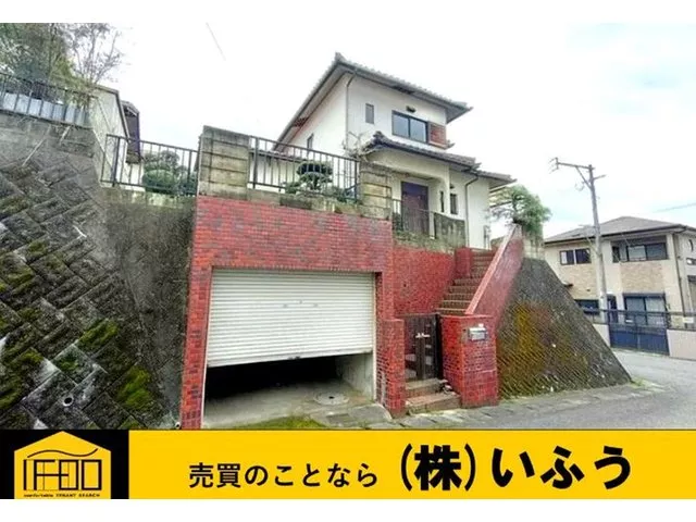Used detached house in a quiet residential area on a hill! Sunroom with good sunlight! Parking for one car available!