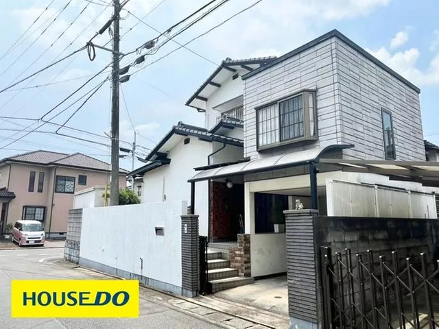 Located in a quiet residential area, 5LDK♪ Supermarkets and convenience stores within a 10-minute walk!