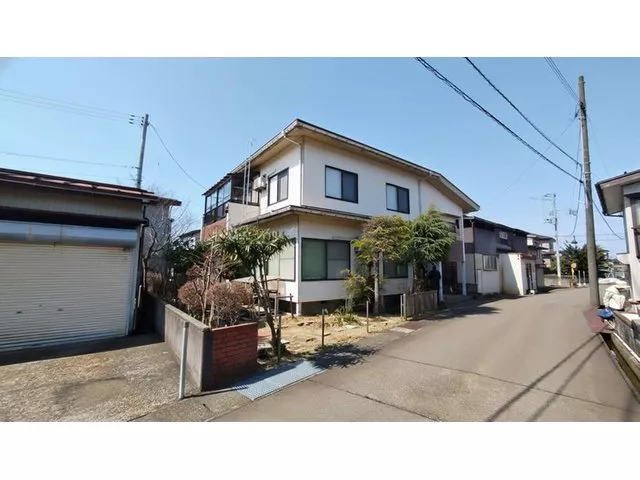 Quiet residential environment with good sunlight♪ Spacious 7DK layout.