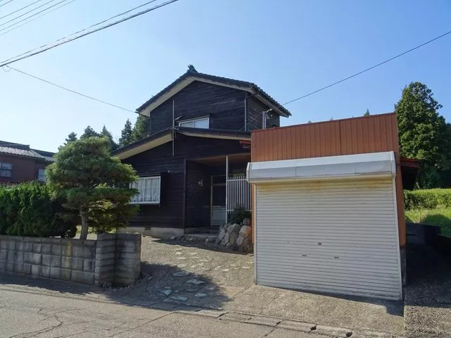 An 8DK with many rooms and a spacious lot of about 225 tsubo, perfect for enjoying a garden.