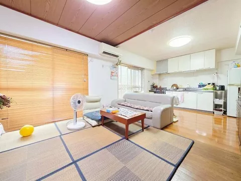 1st floor store, 2nd floor residence, clean interior, parking for 2 cars, 1 minute on foot to the bus stop, 2-sided balcony