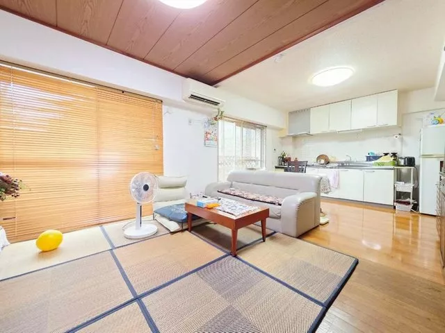 1st floor store, 2nd floor residence, clean interior, parking for 2 cars, 1 minute on foot to the bus stop, 2-sided balcony