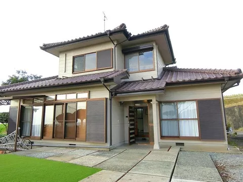 Enjoy a home garden and ocean view in a south-facing garden, the ideal countryside living.
