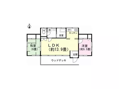 The living room has two sides of natural light, and all water areas have windows, giving a bright impression of the house.