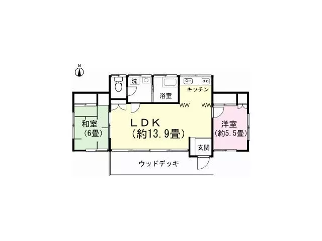 The living room has two sides of natural light, and all water areas have windows, giving a bright impression of the house.
