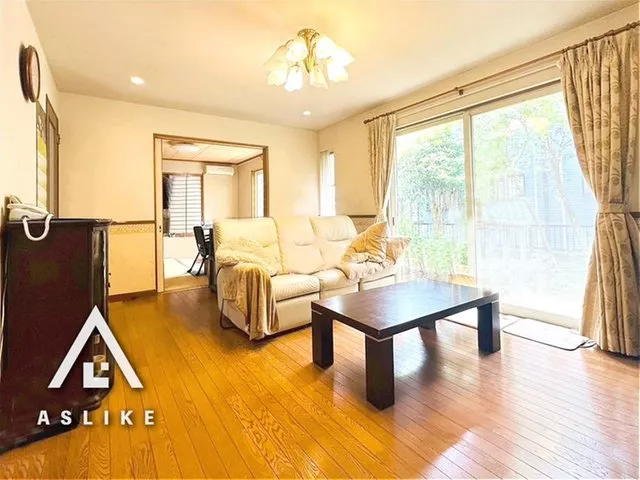 Good facilities, ample storage, and a great living environment. A charming house with a garden and parking space.