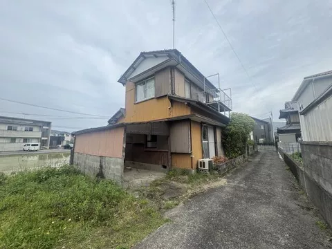 2F 4LDK, Aza Takasu, Hikaichino-cho, Komatsushima-shi, Komatsushima

2.3 million yen